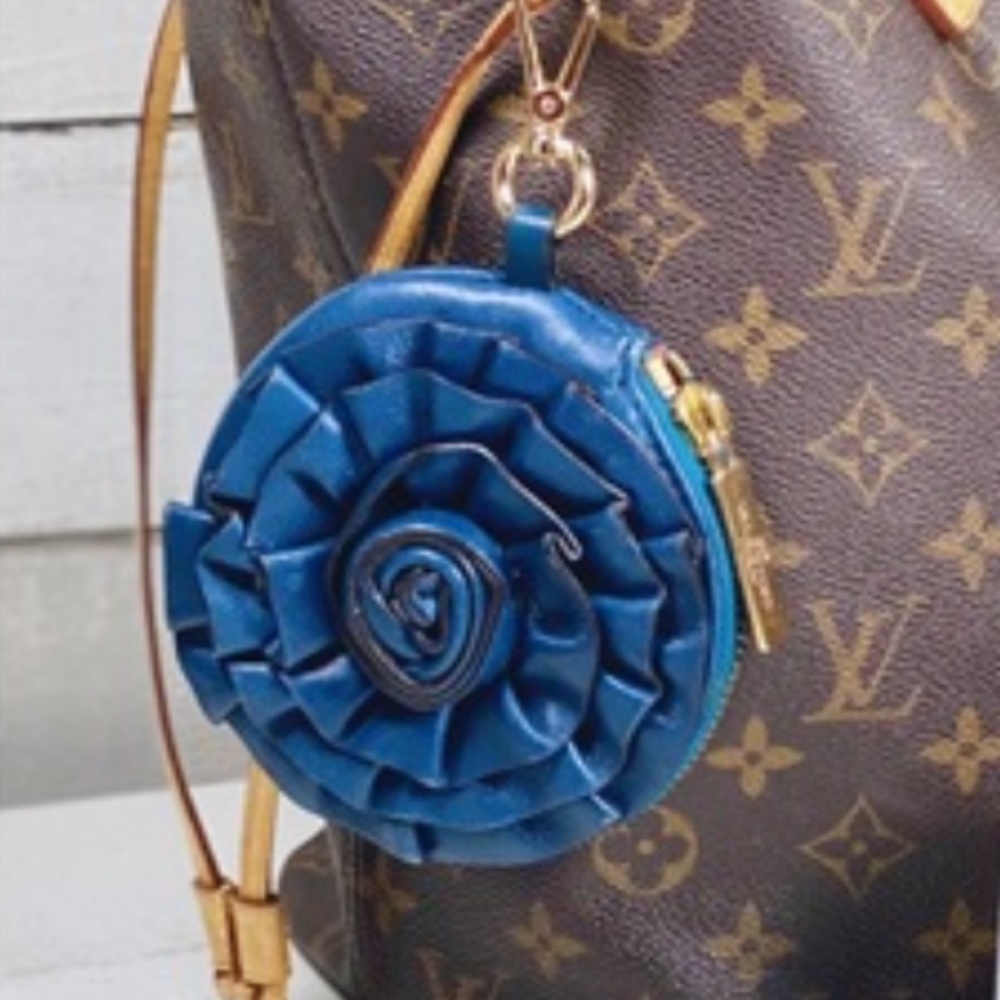 Valentino Garavani Flower Coin Purse/Bag Charm - Picture 16 of 16
